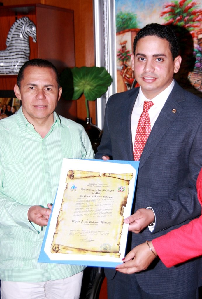 Alcalde entrega Reconocimiento a Miguel Balaguer